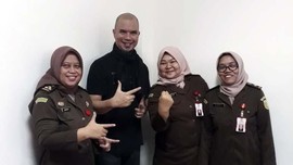 Jaksa Foto Bareng Ahmad Dhani Acungkan Pose Dua Jari
