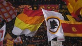 Suporter AS Roma mengibarkan bendera yang identik dengan kesebelasan Il Lupi di Stadion Olimpico, Roma, ketika Daniele de Rossi dan kawan-kawan menjamu FC Porto. (REUTERS/Alberto Lingria)