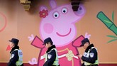 Dengan cepat, popularitas Peppa melahirkan banyak produksi barang-barang palsu Peppa yang memaksa pemerintah bertindak tegas dengan menarik peredaran berbagai bentuk barang yang tak punya izin resmi. (Photo by Matthew KNIGHT / AFP)