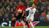 Pertandingan antara Manchester United dan PSG bersaing ketat dan kedua kesebelasan saling menekan pada babak pertama. (REUTERS/Phil Noble)
