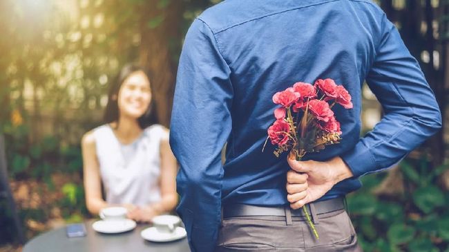 55+ Gambar Romantis Memberi Bunga Terbaik