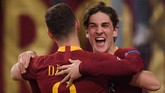 Senyum Zaniolo mengembang setelah mencetak gol kedua Roma pada menit ke-76 memanfaatkan bola tendangan Edin Dzeko yang membentur tiang. (REUTERS/Alberto Lingria)