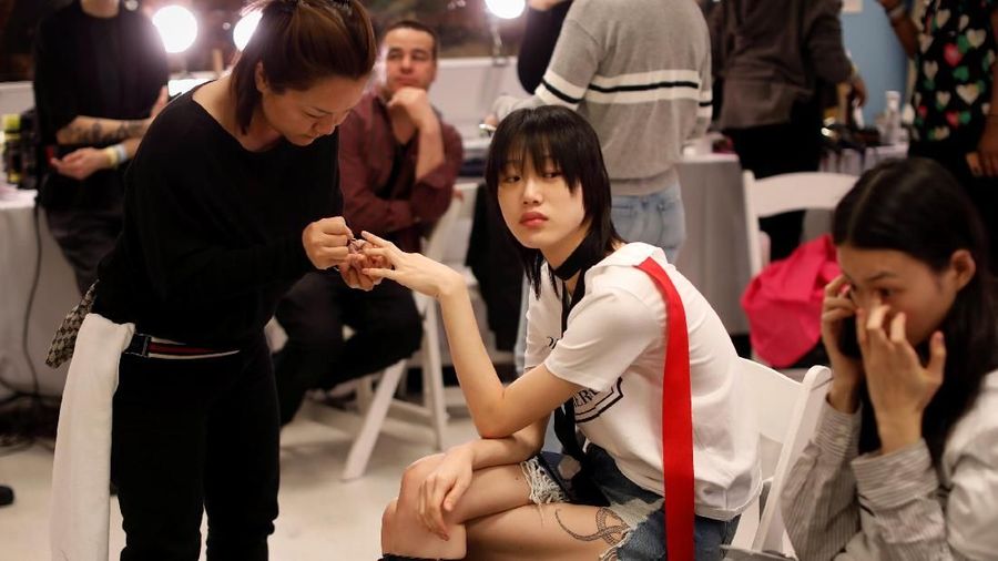 New York Fashion Week menampilkan berbagai macam koleksi berbagai perancang busana internasional.