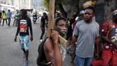 Para demonstran menuntut presiden menanggapi laporan penyalahgunaan wewenang serta dugaan penggelapan dana pembangunan di negara Karibia yang miskin itu. (Reuters/Jeanty Junior Augustin)