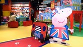 Tahun lalu, sepasang anak kembar Mi Ai dan Mi Ni yang berusia lima tahun membuat video permintaan bertemu Ratu Elizabeth II setelah Peppa mengunjungi sang raja dalam salah satu episode. (Photo by WANG Zhao / AFP)