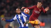 Full back AS Roma Alessandro Florenzi berupaya menguasai bola kendati dibayang-bayangi gelandang Porto Yacine Brahimi. (REUTERS/Alberto Lingria)