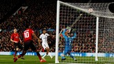 Sepakan Presnel Kimpembe menyambut tendangan sudut Angel Di Maria berhasil mengubah angka di papan skor pada menit ke-55. (Action Images via Reuters/Jason Cairnduff)