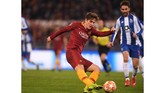 Sepakan kaki kanan Nicolo Zaniolo yang membuat bola mengarah ke sudut kanan gawang Porto tak bisa dihalau Iker Casillas dan membuka keunggulan Roma atas Porto pada menit ke-70. (REUTERS/Alberto Lingria)