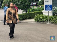 Bela Pertamina, Menteri Rini Usul Hapus PPN Demi Avtur Murah