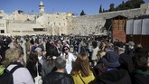 Pemandu wisata ganda ini tak saling serang dalam memberikan fakta sejarah yang terjadi. Mereka bahkan saling membantu saat turis mengajukan pertanyaan mengenai Israel dan Palestina. (REUTERS/Ammar Awad)