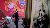 Fokus cerita animasi Peppa berhasil membuat para ibu di China merasa gembira. Padahal, biasanya mereka sangat ketat terhadap waktu menonton televisi anak-anak mereka. (Photo by Matthew KNIGHT / AFP)
