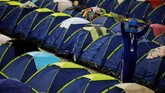 Penggila teknologi rela bermalam dalam tenda untuk bisa 'berpesta' selama 24 jam nonstop. (REUTERS/Nacho Doce)