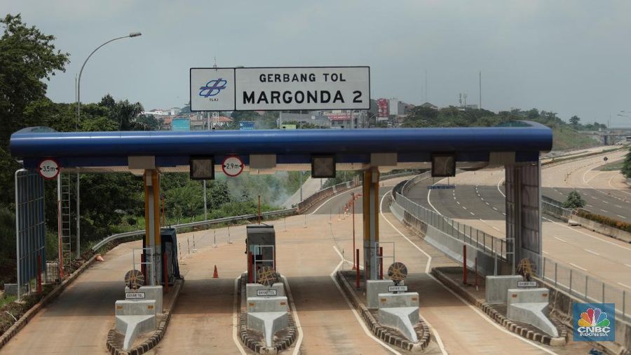 Pekerja beraktifitas di proyek pembangunan Tol Cijago Seksi II, Kukusan, Kecamatan Beji, Depok, Jawa Barat, Rabu (13/2). Tol tersebut ditargetkan akan beroperasi pada April 2019. Tol tersebut terdiri dari 3 seksi yakni meliputi Seksi I dari Jagorawi ke Raya Bogor, Seksi II dari Raya Bogor ke Kukusan, dan Seksi III dari Kukusan ke Cinere. (CNBC Indonesia/Muhammad Sabki)