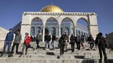 Turis menuruni tangga Kubah Batu yang menjadi persinggahan tur dengan pemandu wisata ganda. (REUTERS/Ammar Awad)