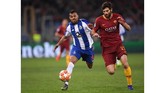 Bek tengah AS Roma Federico Fazio mencoba mengganggu gerak Fernando Andrade dalam laga perebutan tiket ke babak perempat final Liga Champions 2018/2019. (REUTERS/Alberto Lingria)