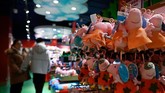 Animasi yang mengikuti petualangan sehari-hari Peppa sebagai anak babi berwarna merah muda, bersama keluarganya, jadi sangat populer di kalangan anak-anak di China. (Photo by WANG Zhao / AFP)