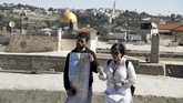 Noor Awad, pemandu wisata asal Palestinian dan kawannya, Lana Zilberman Soloway, penganut Yahudi, saat membimbing turis dalam turnya. (REUTERS/Ammar Awad)