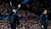 Ole Gunnar Solskjaer dan Thomas Tuchel berada di pinggir lapangan memberi instruksi kepada anak asuhnya. (Action Images via Reuters/Jason Cairnduff)