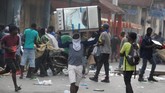 Demo ini memanas sepekan setelah Pengadilan Tinggi Auditor merilis laporan soal belasan mantan menteri dan pejabat senior atas keburukan manajemen ekonomi serta kemungkinan penyalahgunaan dana pembangunan yang dipinjamkan oleh Venezuela untuk Haiti sejak 2008. (Reuters/Jeanty Junior Augustin)