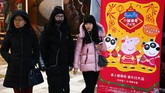 Video tersebut menjadi viral, ditonton sembilan juta kali lebih. Dampaknya, pasangan kembar itu diundang untuk minum teh oleh Dubes Inggris di Beijing dan dijanjikan mendapat tur ke Istana Buckingham. (Photo by Greg Baker / AFP)