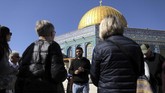 Pemandu wisata ganda menjadi pemandangan umum di objek wisata yang berada di antara perbatasan Israel dan Palestina. Satu pemandu dari Israel dan pemandu lainnya dari Palestina. (REUTERS/Ammar Awad)
