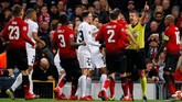 Pemain dari kedua kesebelasan mengerubuti wasit Daniele Orsato setelah Ashley Young membuat Angel Di Maria tersungkur ke luar lapangan. (REUTERS/Phil Noble)