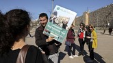 Pemandu wisata ganda ini bertugas menceritakan asal usul tempar-tempat bersejarah dari sudut pandang Yahudi dan Arab. (REUTERS/Ammar Awad)