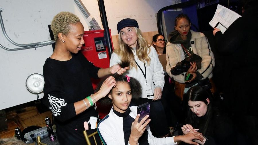 New York Fashion Week menampilkan berbagai macam koleksi berbagai perancang busana internasional.