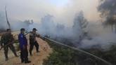 BMKG Stasiun Pekanbaru mendeteksi 49 titik panas pada Rabu, 13 Februari 2019. Seluruh titik panas yang terdeteksi melalui pencitraan Satelit Terra dan Aqua di Pekanbaru tersebut melonjak tajam dalam 24 jam terakhir setelah pada Selasa (12/2) hanya terdeteksi 11 titik panas. (ANTARA FOTO/Aswaddy Hamid)