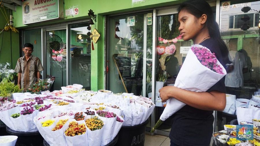 Euforia hari kasih sayang ini menjadikan para pedagang bunga di Pasar Bunga Rawa Belong kebanjiran permintaan.