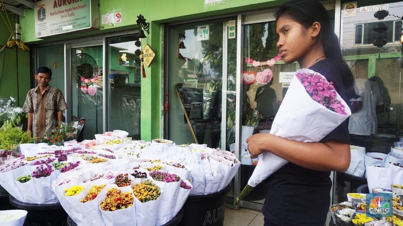 Euforia hari kasih sayang ini menjadikan para pedagang bunga di Pasar Bunga Rawa Belong kebanjiran permintaan.