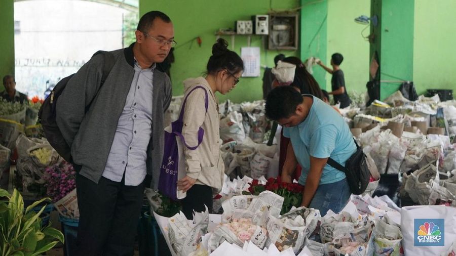 Euforia hari kasih sayang ini menjadikan para pedagang bunga di Pasar Bunga Rawa Belong kebanjiran permintaan.
