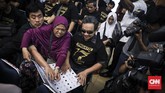 Potensi gangguannya di antara lain, lokasi TPS sulit dijangkau pengguna kursi roda, tidak adanya alat bantu pencoblosan untuk tunanetra, pelanggaran kerahasiaan atas pilihan difabel karena mereka harus didampingi. ( CNN Indonesia/ Hesti Rika )
