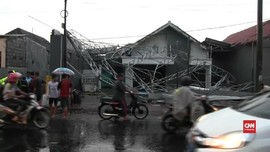 VIDEO: Angin Puting Beliung Rusak 81 Rumah Warga di Sidoarjo