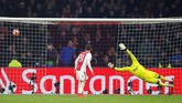 Setelah imbang tanpa gol pada babak pertama, Karim Benzema membuat gawang Ajax bergetar pada menit ke-60 lewat tembakan dari dalam kotak penalti usai menerima umpan dari Vinicius Junior. (REUTERS/Wolfgang Rattay)