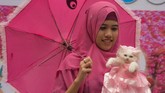 Sedangkan di Bali, peserta mendandani kucing saat mengikuti kontes kostum kucing bertema Hari Valentine di Kuta, Bali, Minggu (10/2). Kegiatan tersebut digelar sebagai ajang unjuk kreativitas para pemilik kucing sekaligus mengajak masyarakat untuk lebih mencintai binatang melalui momen perayaan Hari Valentine. (ANTARA FOTO/Fikri Yusuf/nz)