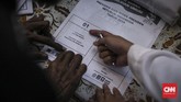 KPU membuat TPS khusus untuk simulasi tersebut. Peralatan lengkap, ada bilik suara, kotak suara, petugas TPS, hingga jalur untuk memilih. ( CNN Indonesia/ Hesti Rika )