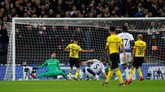 Jan Vertonghen memperlebar keunggulan Tottenham Hotspur dengan melepaskan tembakan voli menyambut umpan Serge Aurier pada menit ke-83. (REUTERS/Eddie Keogh)