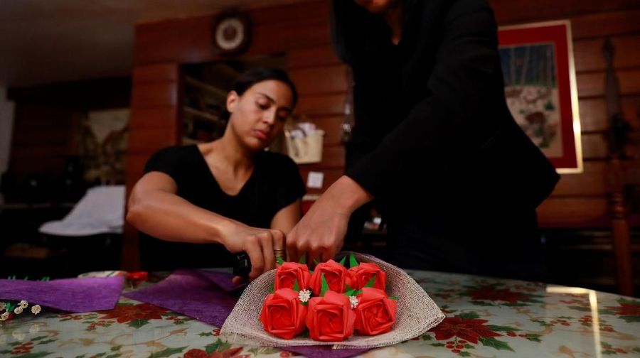 Pengusaha asal Filipina menemukan sebuah ide kreatif membuat bunga berbahan origami di hari Valentine