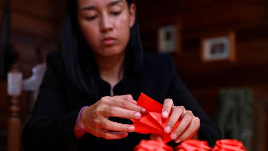 Pengusaha asal Filipina menemukan sebuah ide kreatif membuat bunga berbahan origami di hari Valentine