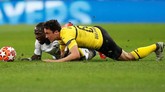 Duel Tottenham vs Dortmund berlangsung ketat. Perebutan bola antara Thomas Delaney dan Moussa Sissoko berlangsung hingga kedua pemain terjatuh. (REUTERS/David Klein)