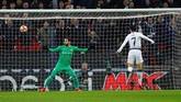 Son Heung-Min menjadi pemain pertama yang mencetak gol dalam laga ini sekaligus mengubah skor pada menit ke-47. (REUTERS/Eddie Keogh)
