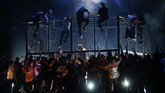 Travis Scott tampil di dalam sebuah sangkar dalam ajang penghargaan Grammy ke-61 di Los Angeles, California, Amerika Serikat. (REUTERS/Mike Blake)