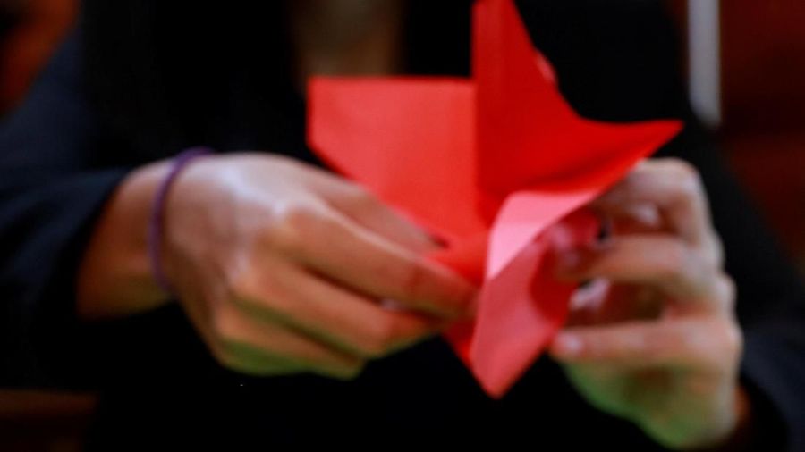 Pengusaha asal Filipina menemukan sebuah ide kreatif membuat bunga berbahan origami di hari Valentine