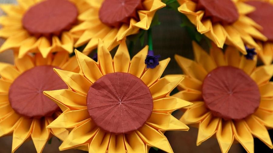 Pengusaha asal Filipina menemukan sebuah ide kreatif membuat bunga berbahan origami di hari Valentine