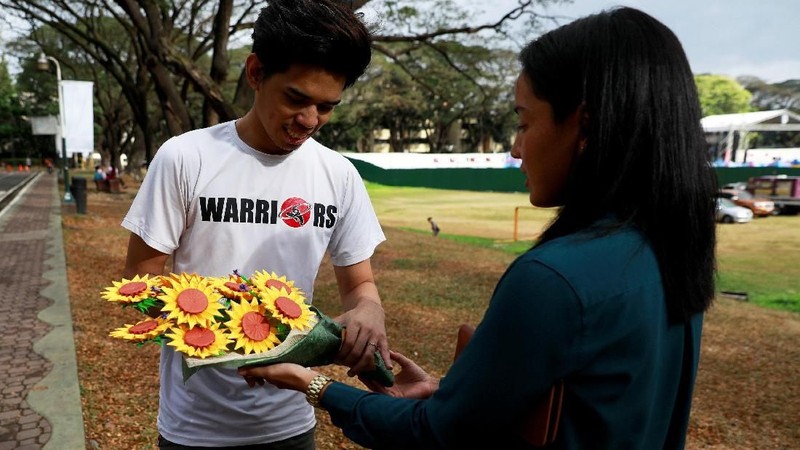 Pengusaha asal Filipina menemukan sebuah ide kreatif membuat bunga berbahan origami di hari Valentine