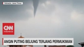 Video Amatir! 44 Atap Rumah Roboh Diterjang Puting Beliung