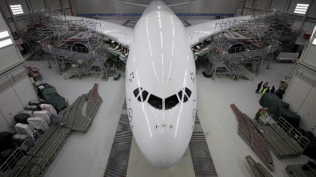 Sayap Retak Gegerkan Airbus, Pesawat A380 Emirates-Qantas Kena
