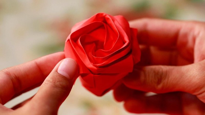 Pengusaha asal Filipina menemukan sebuah ide kreatif membuat bunga berbahan origami di hari Valentine