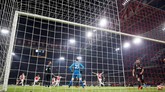 Pemain-pemain Ajax merayakan keberhasilan Tagliafico menyundul bola masuk ke gawang Madrid. (REUTERS/Wolfgang Rattay)
